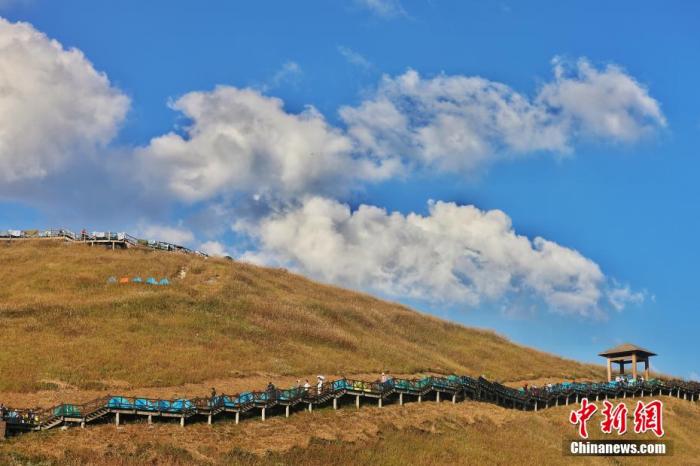 資料圖：圖為江西武功山高山草甸旁的登山步道，游客在登山。 劉力鑫 攝