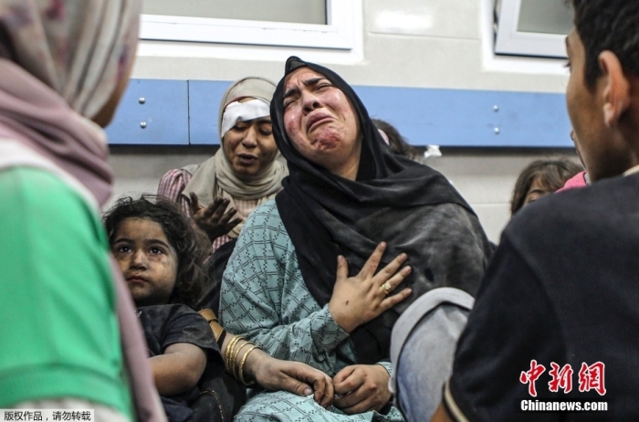 資料圖：當?shù)貢r間10月17日，以色列對加沙城發(fā)動空襲后，al-Shifa醫(yī)院里受傷的巴勒斯坦人。