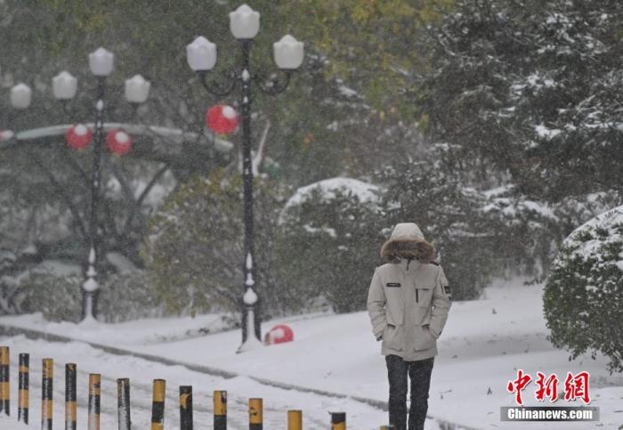 圖為市民在雪中出行。 <a target='_blank' href='/' >中新網(wǎng)</a>記者 于海洋 攝