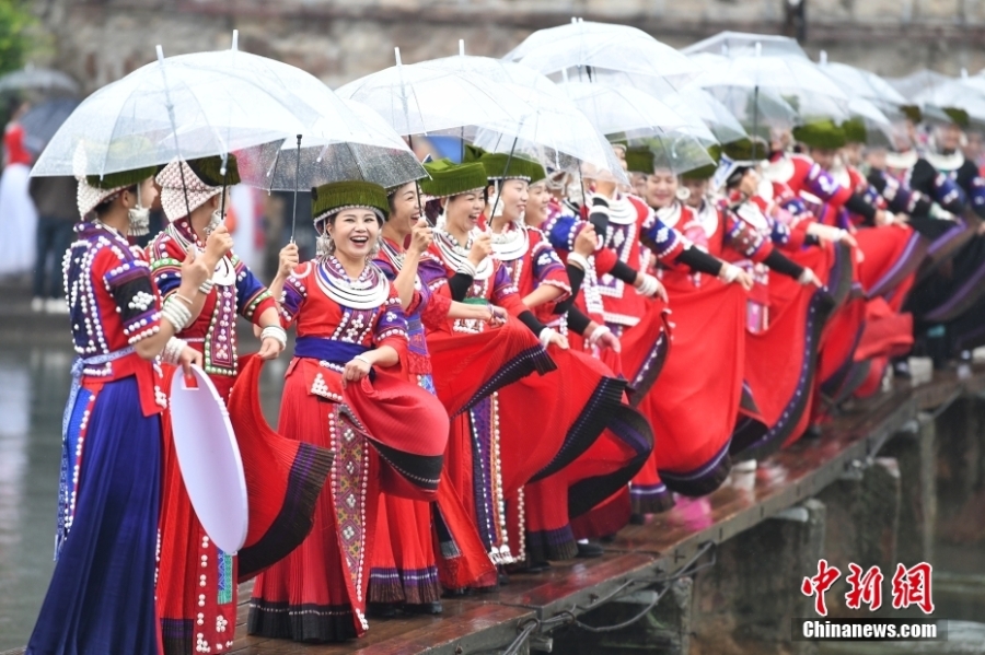 湖南鳳凰古城上演苗族“河上服飾秀”