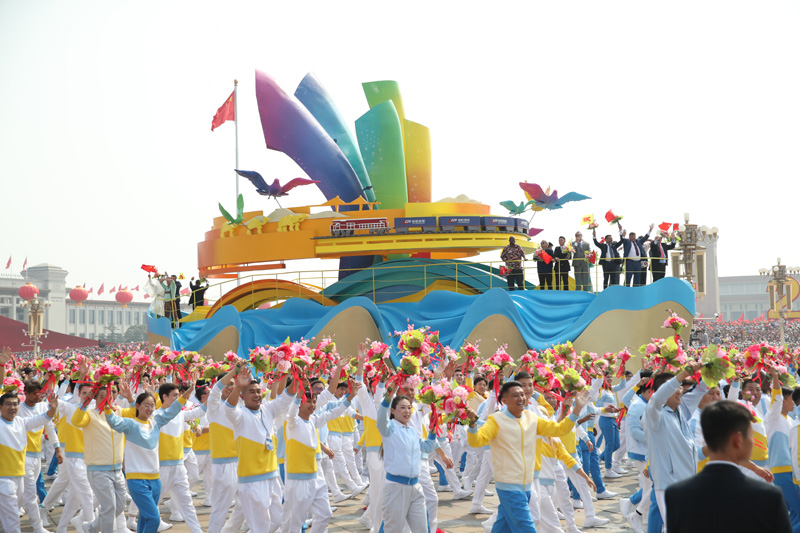 2019年10月1日上午，慶祝中華人民共和國成立70周年大會在北京天安門廣場隆重舉行。這是群眾游行中的“人類命運(yùn)共同體”方陣。（圖源：新華社）