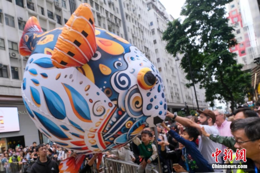 香港舉行藝趣嘉年華巡游 巨型木偶銅鑼灣街頭與民同樂