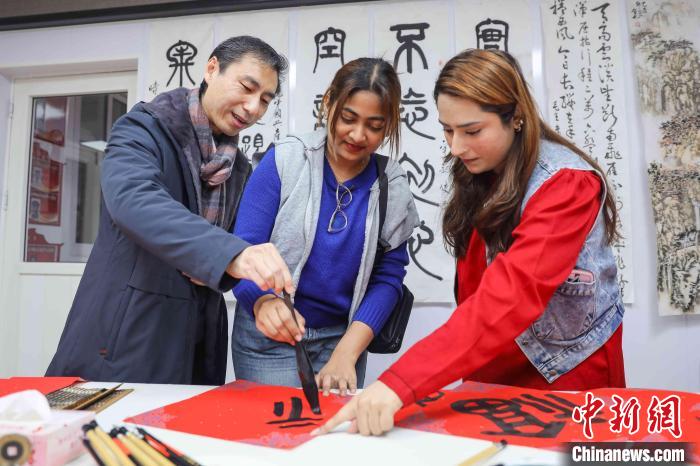 山東青島：外國友人體驗中國皮影戲感受傳統(tǒng)文化魅力