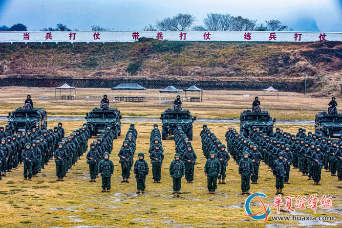 1.官兵整齊列陣參加開訓(xùn)動(dòng)員會(huì)。 黃卓森  攝_副本