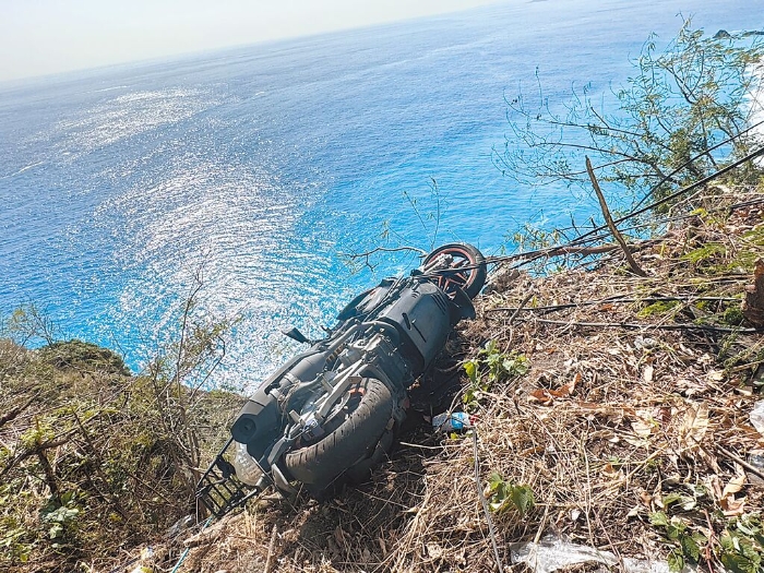 有民眾發(fā)現一輛摩托車懸掛在臺9線公路一處懸崖邊。 圖片來源：臺灣“中時新聞網”