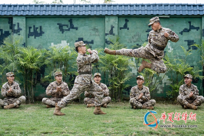 圖4、官兵正在進行擒敵技法訓練（李慶  攝）_副本