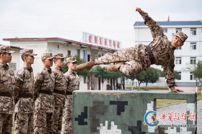 圖6、官兵在進行通過矮墻障礙訓練（李慶  攝）_副本