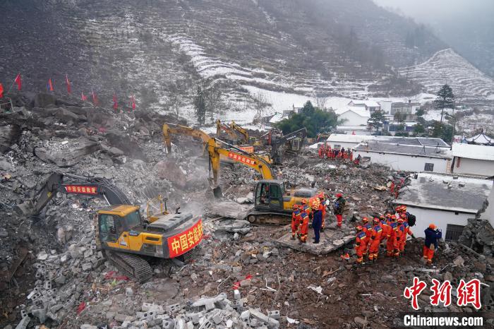 1月23日，云南省昭通市鎮(zhèn)雄縣塘房鎮(zhèn)涼水村山體滑坡搜救現(xiàn)場(chǎng)，人機(jī)配合正在實(shí)施搜救。中新社記者 劉冉陽(yáng) 攝