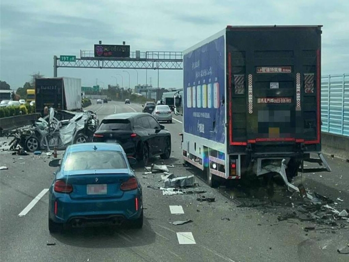 臺灣高速公路發(fā)生嚴重車禍