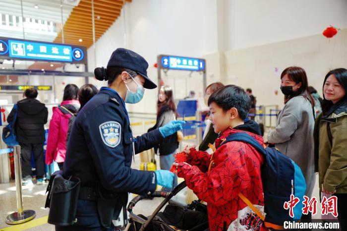 2月10日，福州出入境邊防檢查站移民管理警察向入境臺胞贈送中國結(jié)?！钴?攝