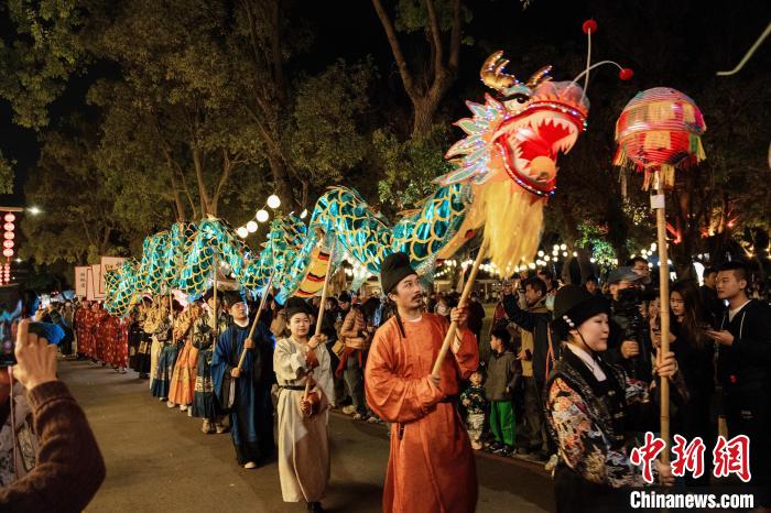 圖為桃園燈會(huì)中，漢服演員進(jìn)行巡游。黃曉煒 攝