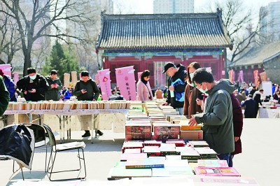 春日，攜一卷泛黃的書回家——古舊書市煥發(fā)新機