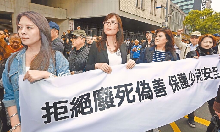 圖為反廢死民團持白布條到立院前抗議