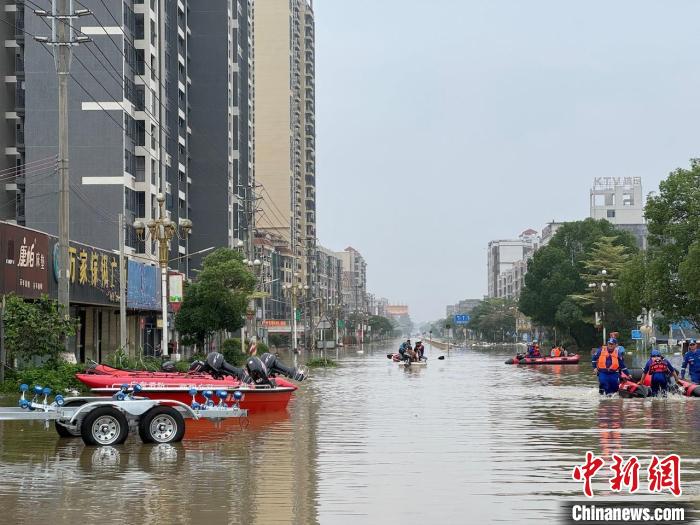 4月22日，清遠(yuǎn)英德浛洸鎮(zhèn)救援現(xiàn)場(chǎng)。王堅(jiān) 攝