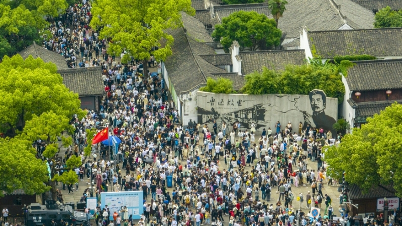 5月3日，游客在浙江省紹興市魯迅故里參觀游玩（無(wú)人機(jī)照片）。（圖源：新華社）