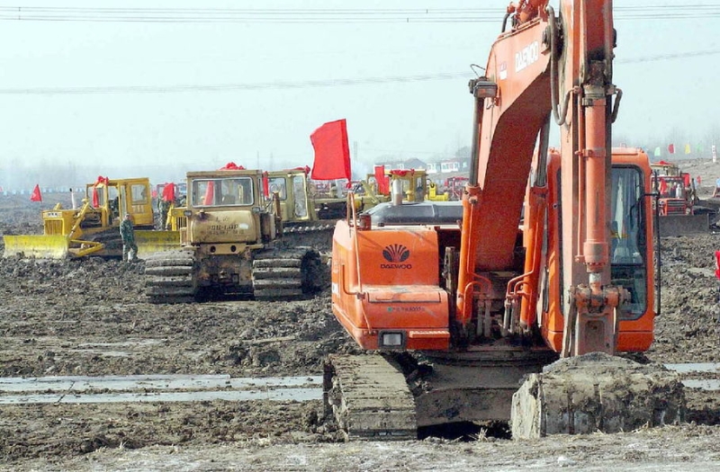 2002年12月27日，南水北調(diào)東線工程正式開工，工程機(jī)械在位于江蘇揚(yáng)州寶應(yīng)縣的潼河工地上投入施工。（圖源：新華社）