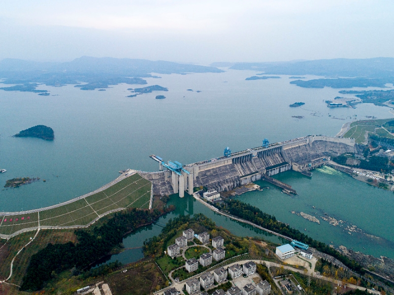 位于湖北十堰丹江口市的丹江口水庫大壩（2019年11月26日攝，無人機(jī)照片）。（圖源：新華社）