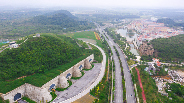 2022年5月24日拍攝的貴安新區(qū)華為云數(shù)據(jù)中心（道路右側(cè)）和騰訊貴安七星數(shù)據(jù)中心（道路左側(cè)）（無人機照片）。（圖源：新華社）