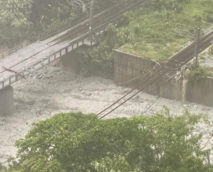 臺(tái)鐵北回線和仁至崇德間小清水溪橋遭土石流沖毀