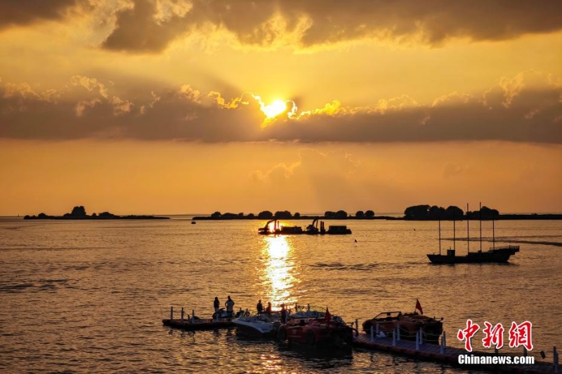 8月4日傍晚，江蘇淮安，洪澤湖夕陽美。洪澤湖清淡平靜的湖水，“孕育”出了豐富的水產(chǎn)資源和富有特色的旅游資源。