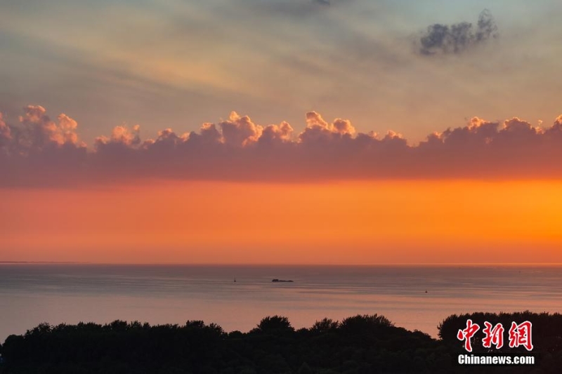 8月4日傍晚，江蘇淮安，航拍洪澤湖夕陽美。洪澤湖清淡平靜的湖水，“孕育”出了豐富的水產(chǎn)資源和富有特色的旅游資源。（無人機照片）