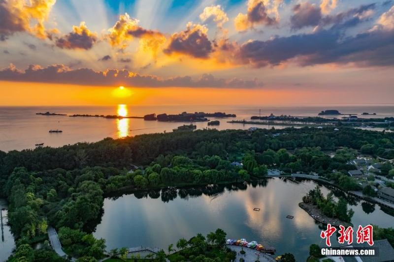 8月4日傍晚，江蘇淮安，航拍洪澤湖夕陽美。洪澤湖清淡平靜的湖水，“孕育”出了豐富的水產(chǎn)資源和富有特色的旅游資源。（無人機照片）