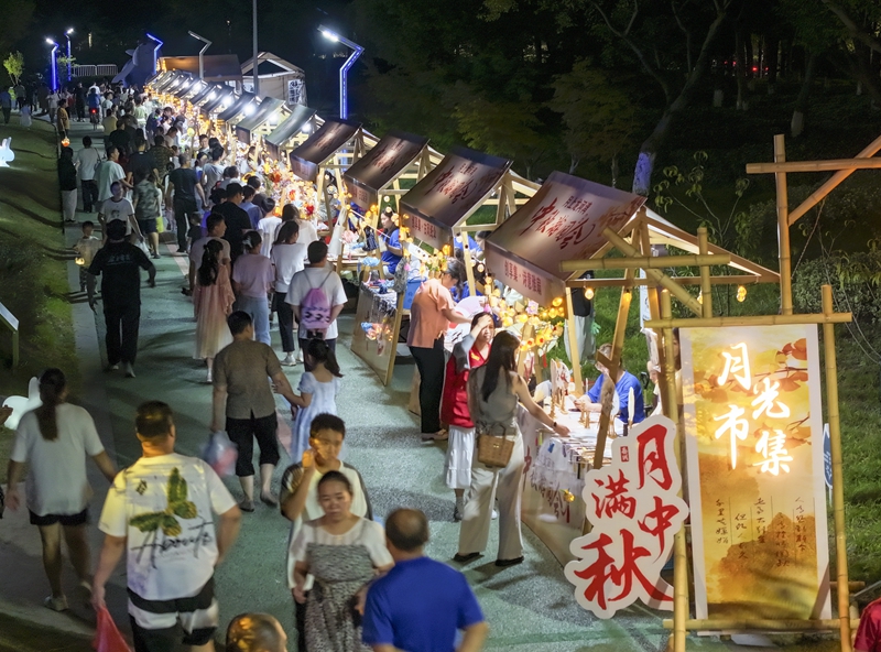 9月15日，游客在江蘇省泰興市龍河灣公園逛“月光市集”（無人機照片）。（圖源：新華社）