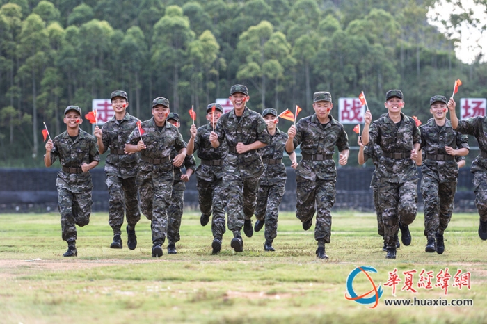 6.2024年9月29日，武警廣西總隊(duì)桂林支隊(duì)官兵手拿國(guó)旗，共享快樂(lè)時(shí)光。農(nóng)文尖 攝_副本