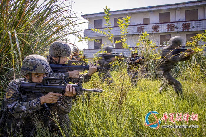 1、武警官兵在戰(zhàn)術(shù)訓(xùn)練中協(xié)同搜索前進(jìn)。劉晨 攝_副本