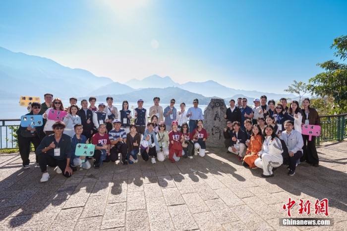 12月1日，大陸高校師生赴臺(tái)訪問(wèn)團(tuán)一行游覽位于南投縣的日月潭。<a target='_blank' href='/'>中新社</a>發(fā) 馬英九文教基金會(huì) 供圖