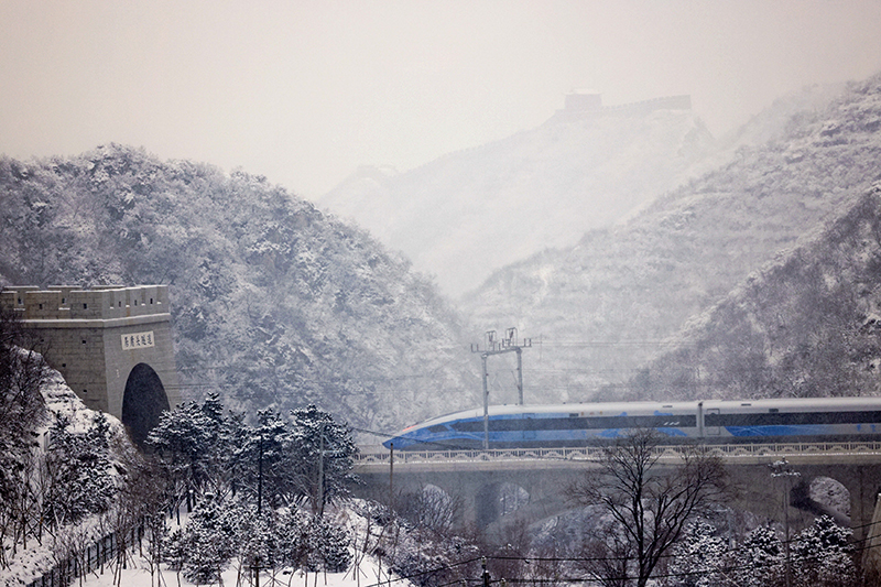 2022年1月21日，京張高鐵列車經(jīng)過居庸關(guān)隧道，從北京駛向太子城。（圖源：新華社）