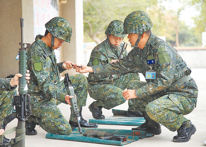 圖為臺軍“后備戰(zhàn)士”練習槍枝分解與結(jié)合