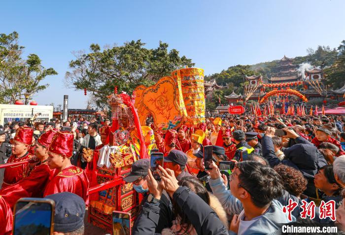 兩岸媽祖信眾護(hù)駕媽祖金身故居省親布福1