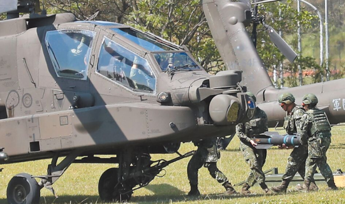 圖為臺(tái)灣陸軍阿帕契攻擊直升機(jī)掛載地獄火導(dǎo)彈演練